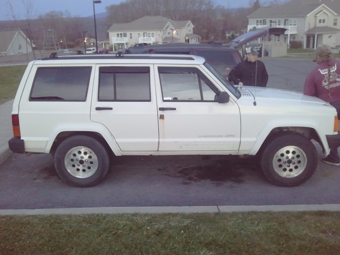 Anyone running 31s on your stock XJ? if so, pictures please-2011-11-13-16.48.31.jpg