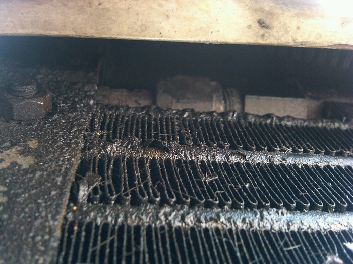 My top fitting on my AC Condenser has just started leaking oil &amp; refrigerant-cherokee-leaking-top-ac-fiting.jpg