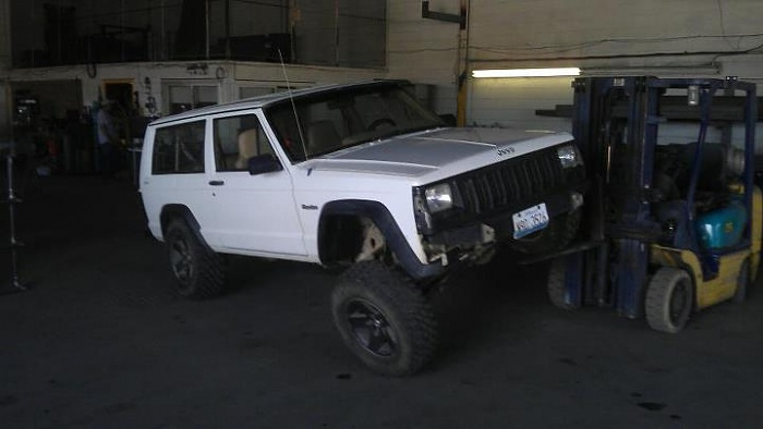 2 door cherokee club-forklift-flex.jpg