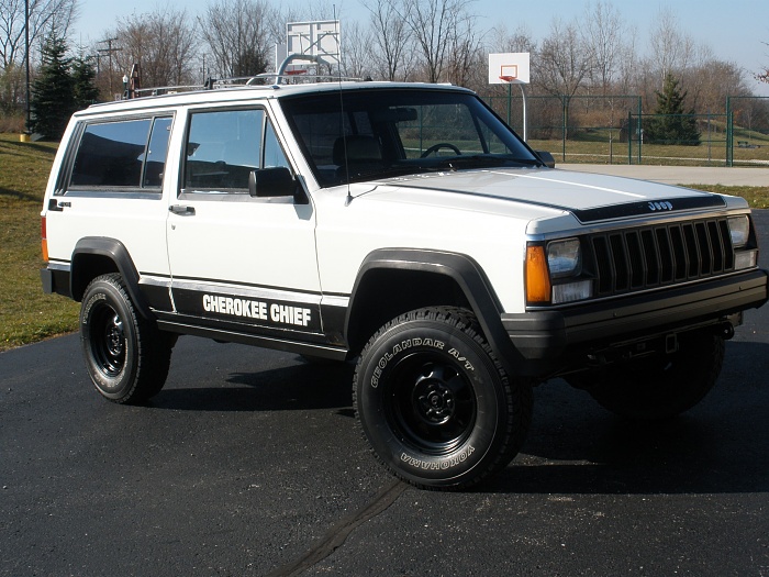 2 door cherokee club-pb150074.jpg