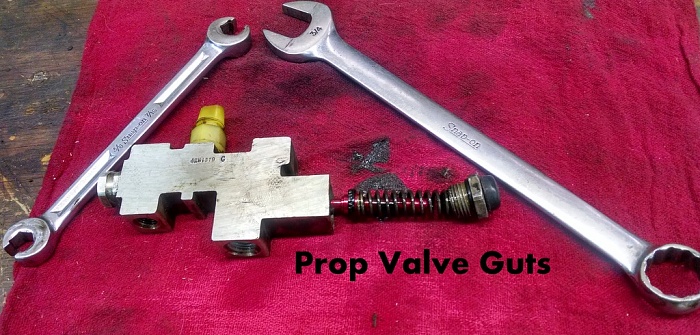 What did you do to your Cherokee today?-prop-valve-guts.jpg