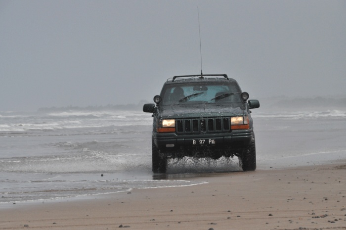 post the favorite picture of your jeep.-pantai-sel-garut-5.jpg