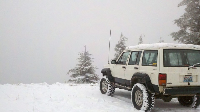 post the favorite picture of your jeep.-jeepsnow.jpg