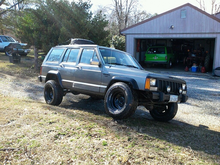 XJ Laredo Club-driveway-flexxin.jpg